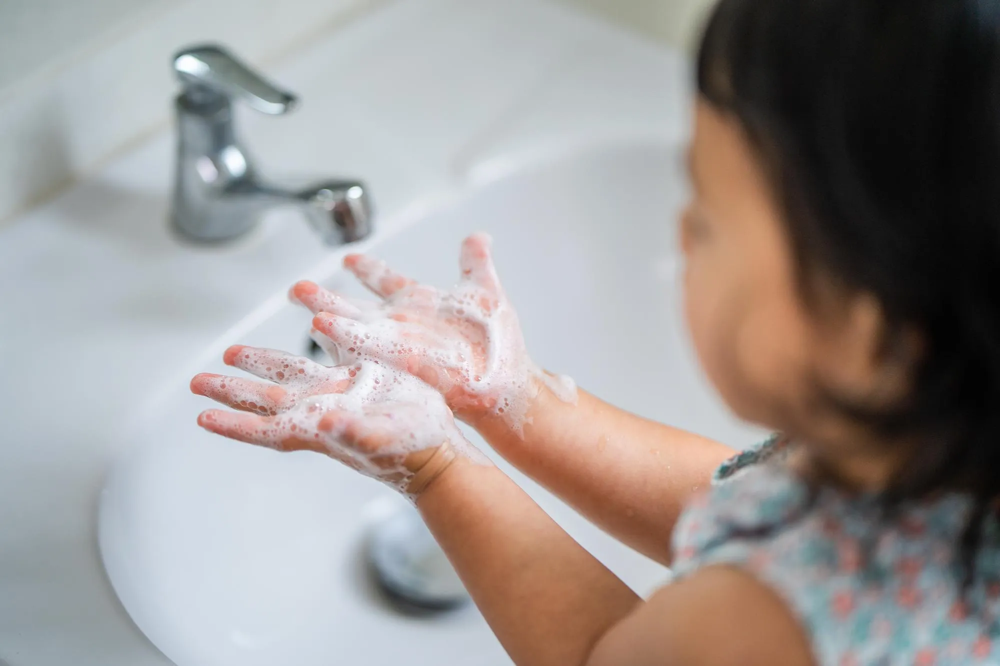 Mengajarkan Anak Menjaga Kebersihan Kulit Sejak Dini
